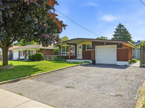 9 Bishopsgate Ave, Hamilton, ON L8V 3K3