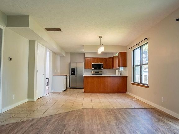 2nd image of 2203 Wake Robin Dr