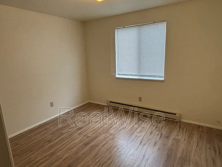 241 NW Rose St — Photo 11