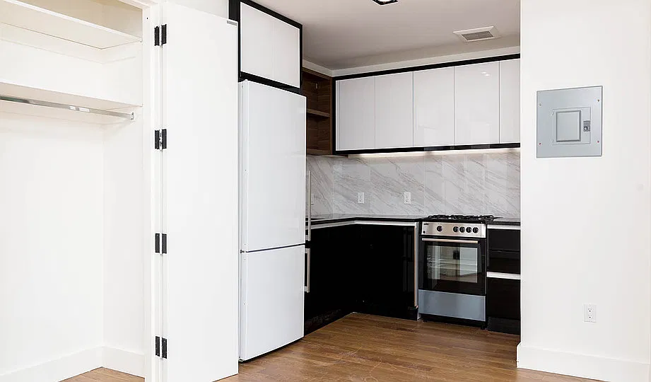 581 Ocean Pkwy — Photo 3