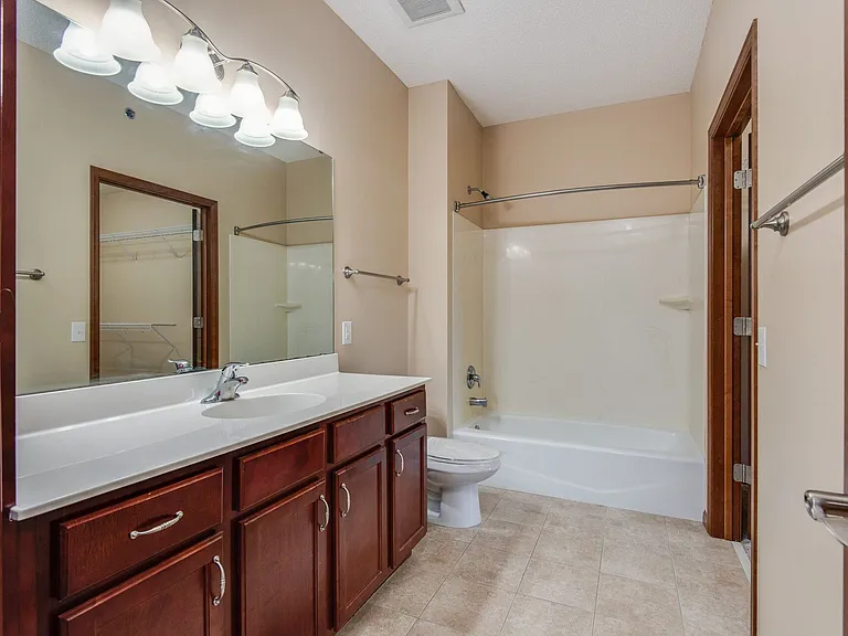 Oaks Glen Lake Apartments — Photo 11