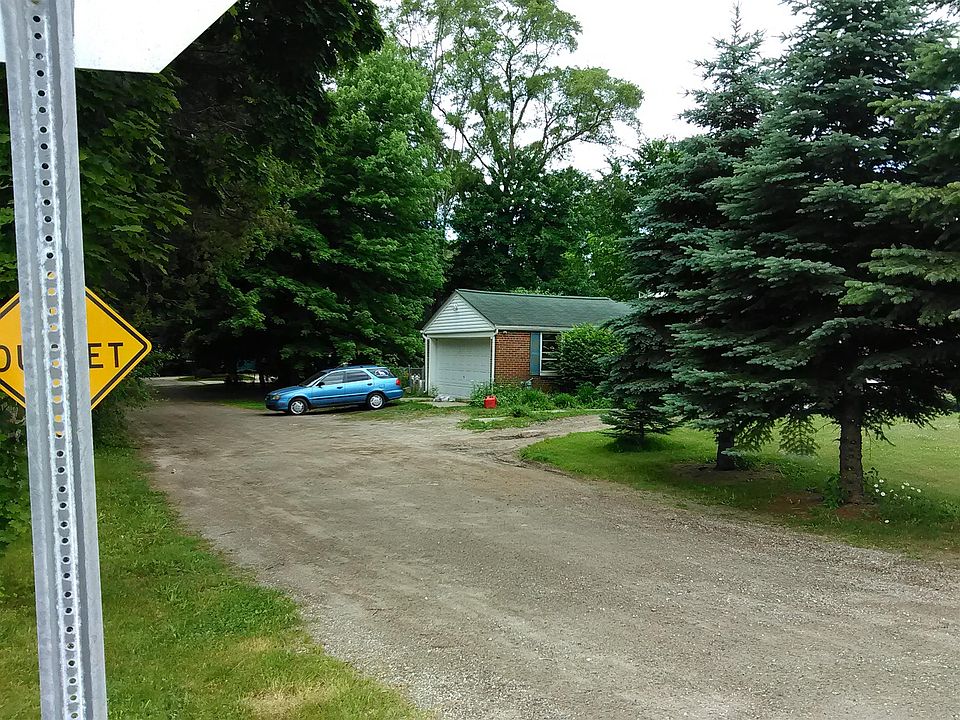 2nd image of 32481 Seven Mile Rd