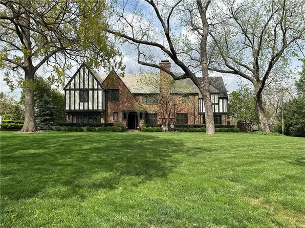 2710 Verona Ter, Mission Hills, KS 66208