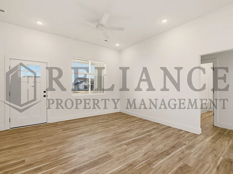 501 E Elmwood St — Photo 14
