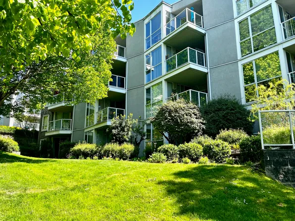 8460 Jellicoe St, Vancouver, BC V5S 4S8