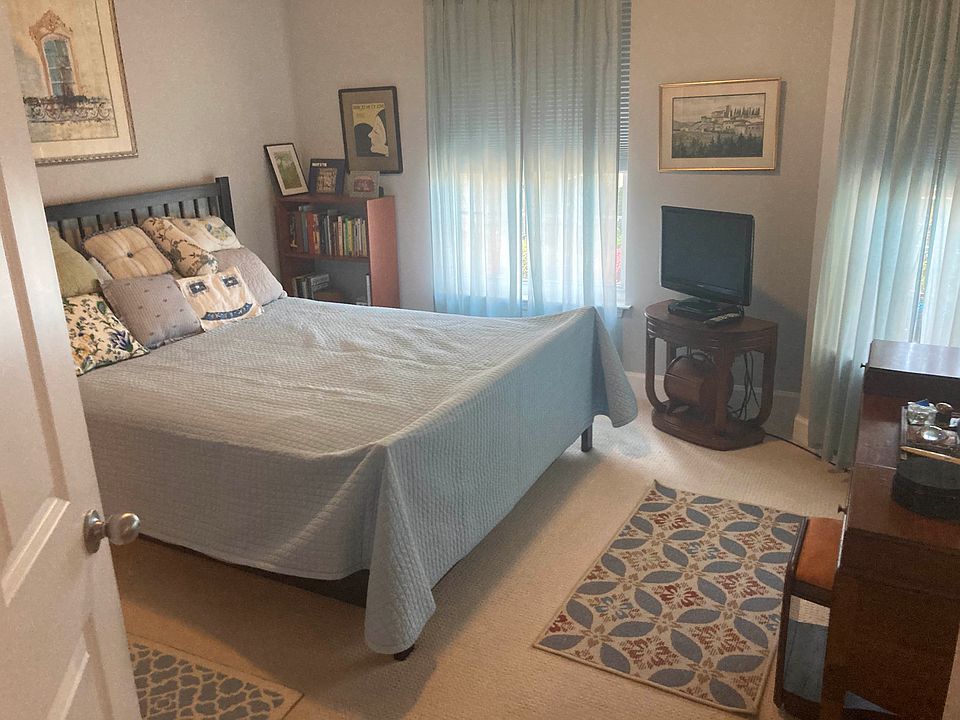 Bedroom, carpeted