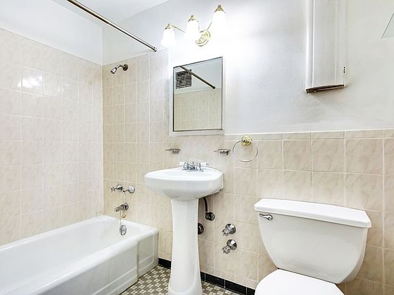 4th image of 415 Grand St APT E1605