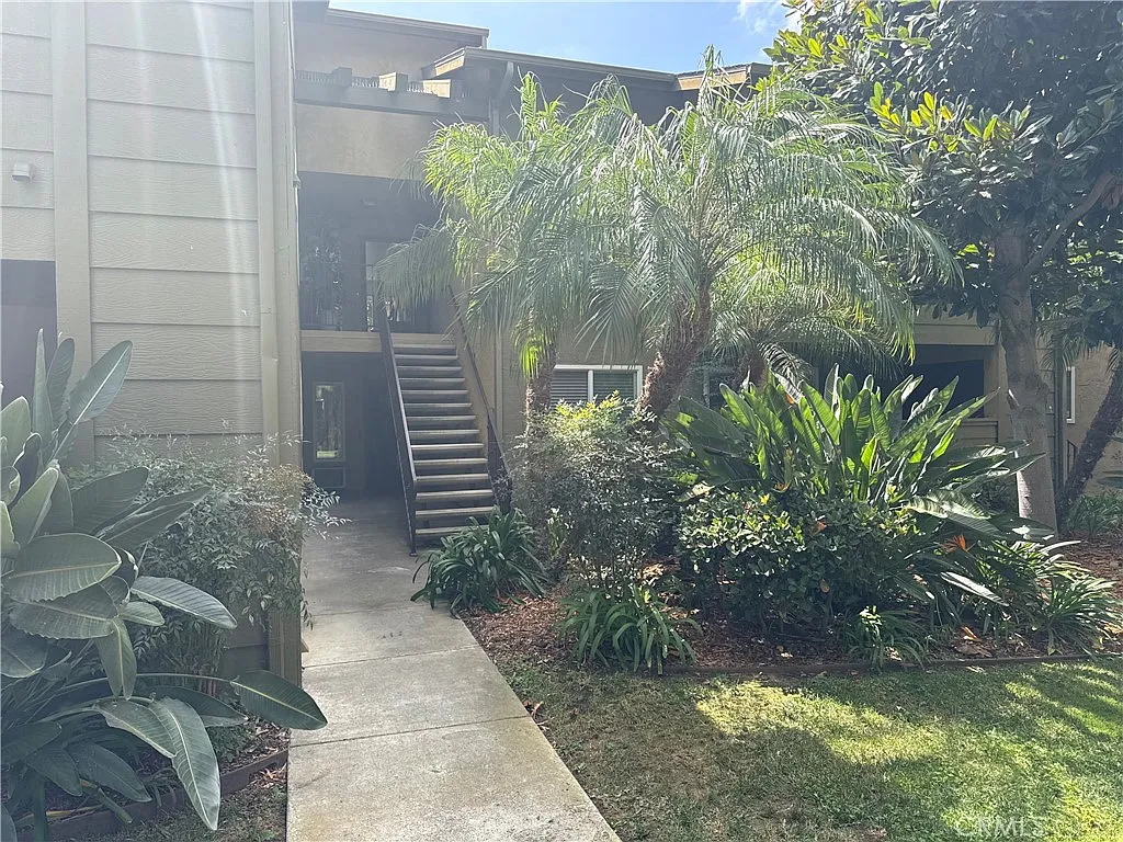 2 bed, 912 sqft, $2,600 — Photo 2
