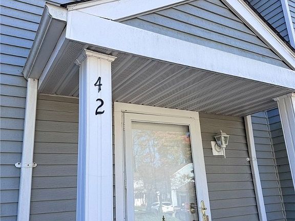 2nd image of 42 Woodbury Ln