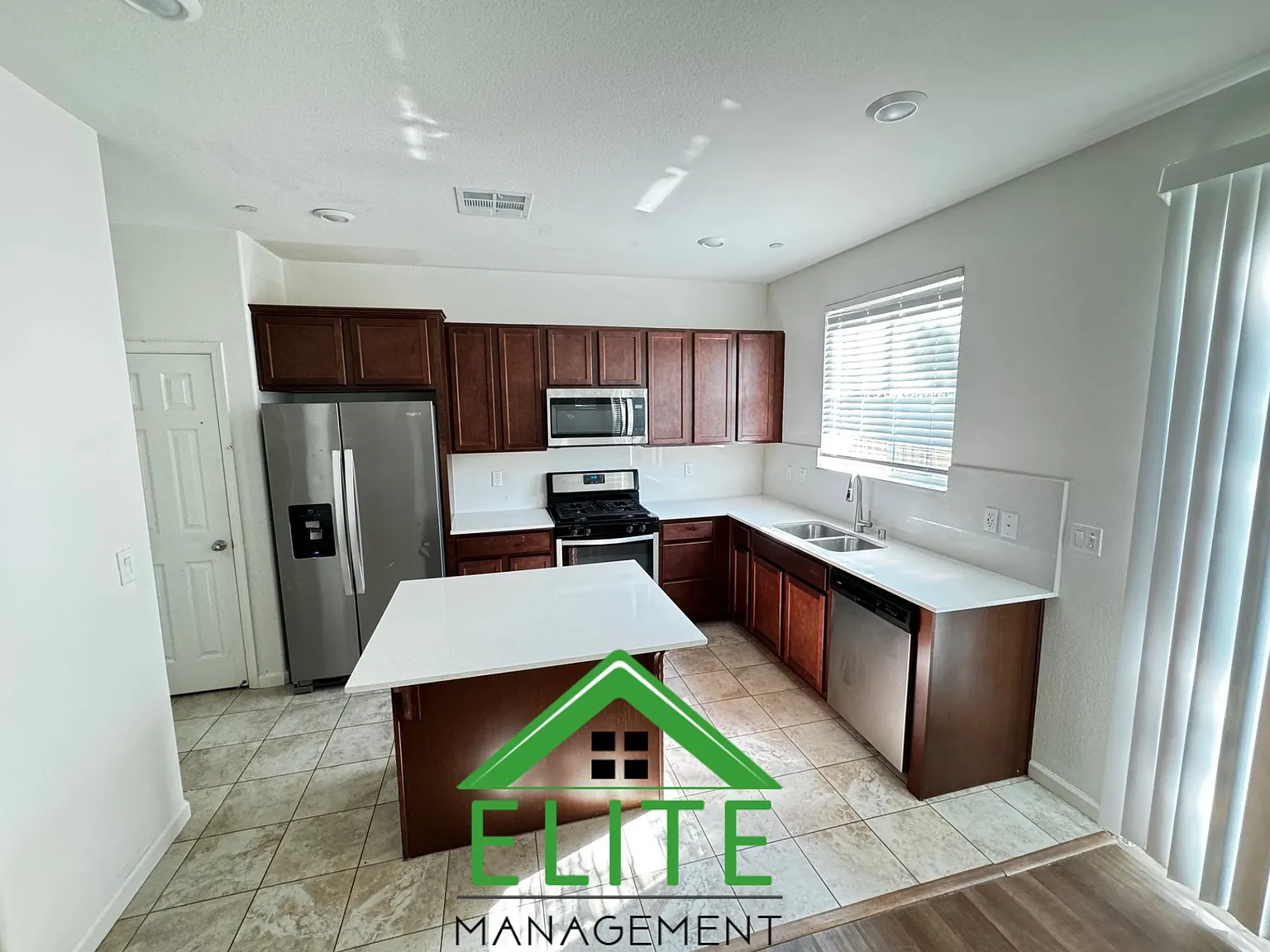 3 bed, 2.5 bath, 1580 sqft, $2,595 — Photo 4
