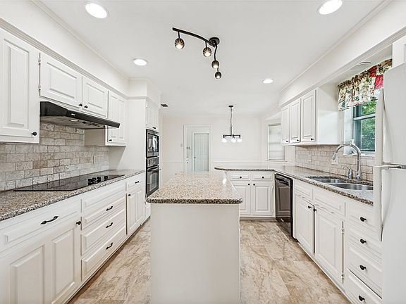5th image of 2414 Lakeview Cir