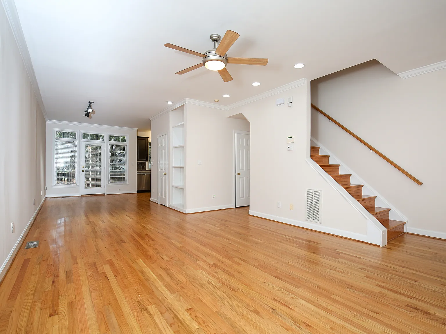 2 bed, 2.5 bath, 1370 sqft, $2,550 — Photo 3