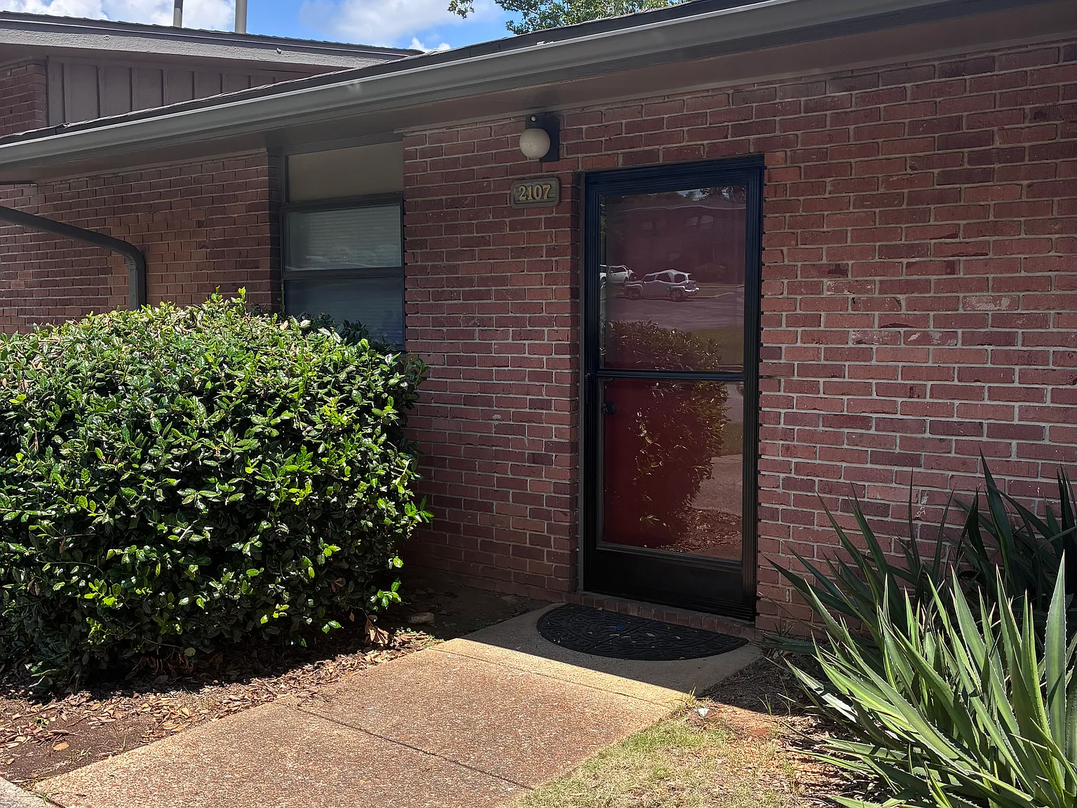 2 bed, 966 sqft, $1,050 — Photo 1