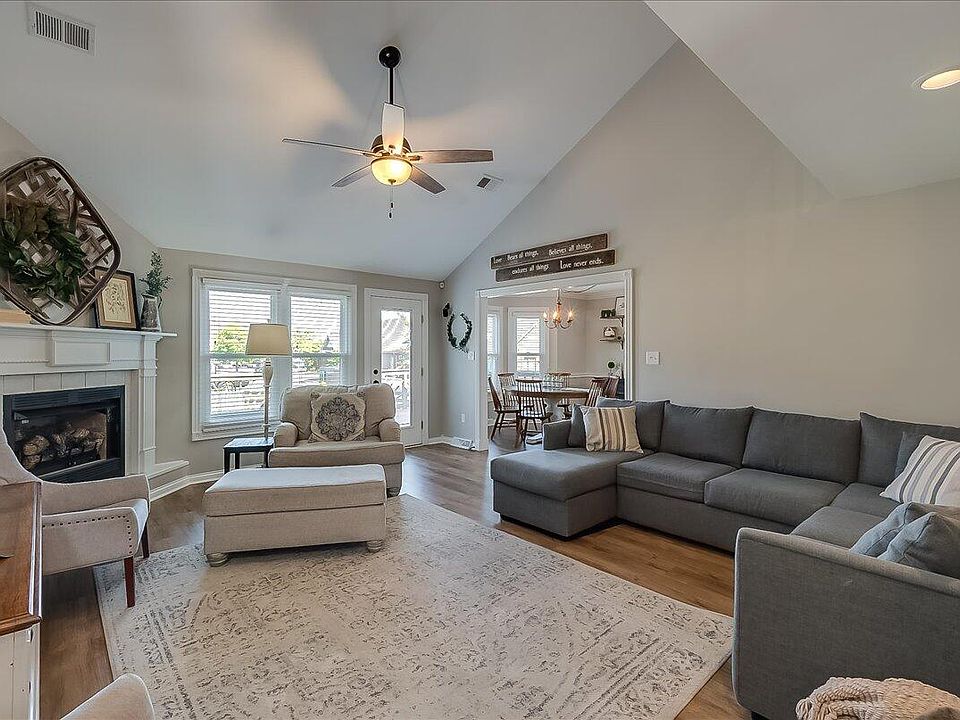 1st image of 1017 Park Place Dr