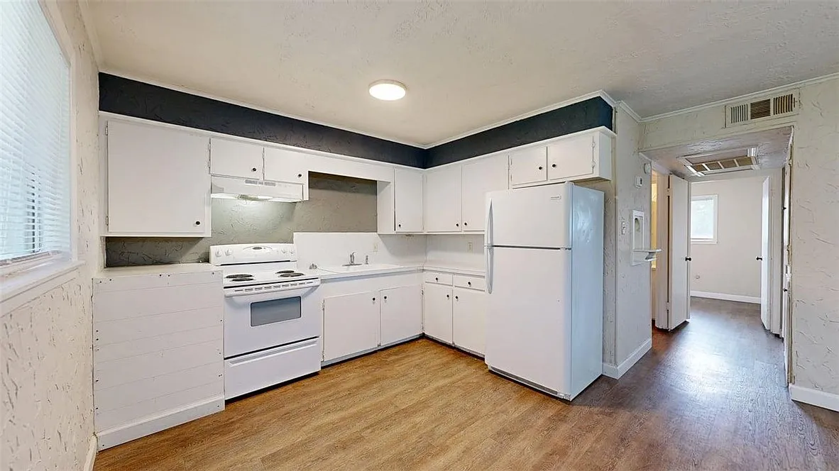 2 bed, 1.0 bath, 744 sqft, $950 — Photo 2