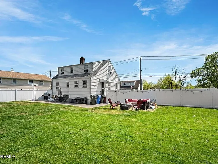 585 Bamford Ave — Photo 10