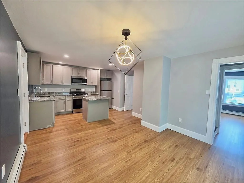 4 bed, 1.0 bath, 1300 sqft, $3,000 — Photo 3