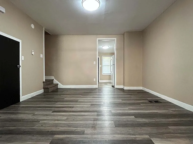 414 W Princess St — Photo 3