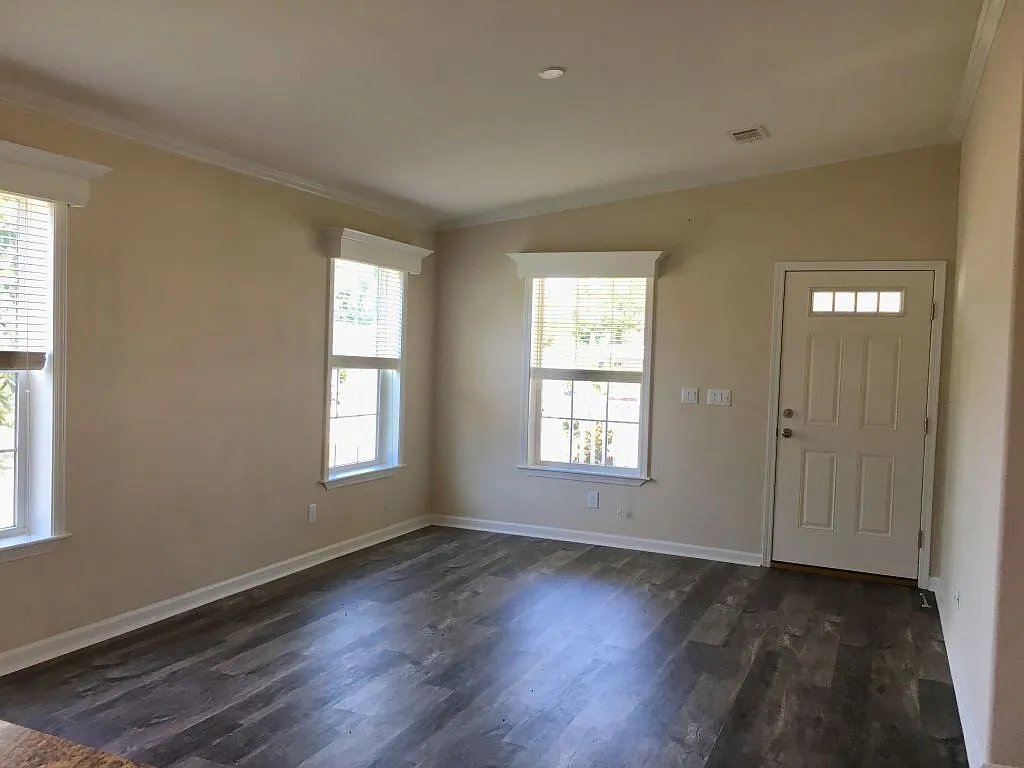 3 bed, 2.0 bath, 1372 sqft, $1,799 — Photo 3