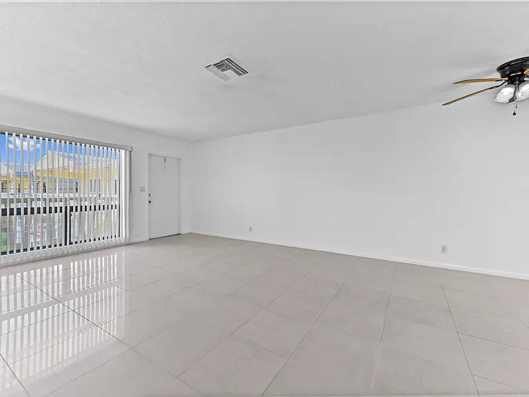 2755 NE 28th Ave #F1 — Photo 4