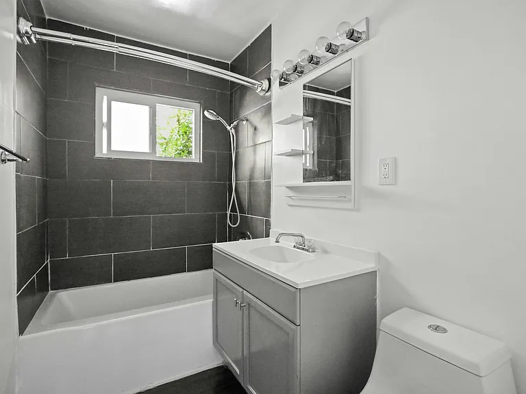1321 W 36th Pl #3 — Photo 9