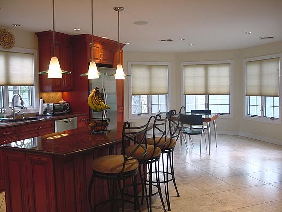 BEAUTIFUL KITCHEN W/GRANITE