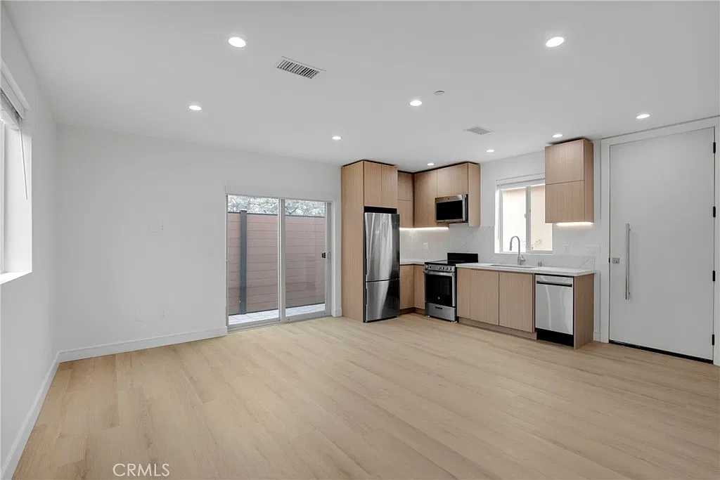 2 bed, 798 sqft, $3,100 — Photo 3