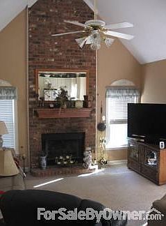 Den
						:
						Den w/vaulted ceilings