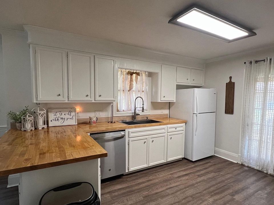 2nd image of 105 Honeysuckle Ln