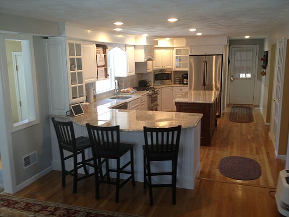 Updated kitchen w/ gas range