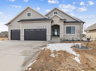 17616 Oakwood Dr, Urbandale, IA 50323