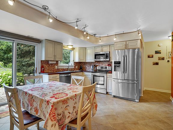 5th image of 240 Woodlake Dr