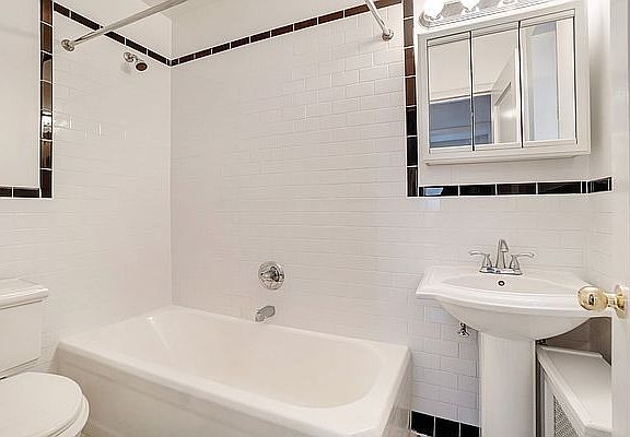 5th image of 3 E 66th St APT 5B