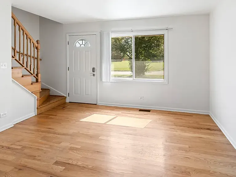 112 Surrey Dr — Photo 5