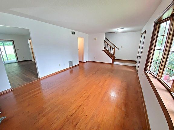 4th image of 927 Village Dr
