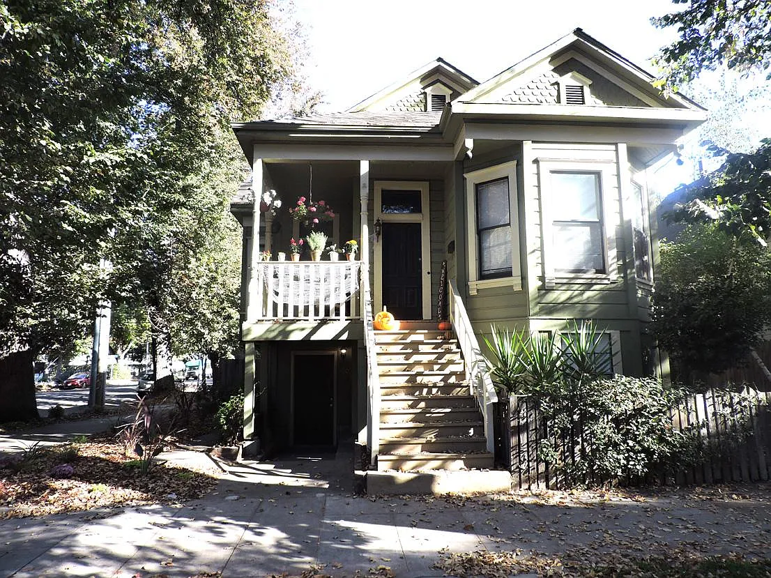 3 bed, 1000 sqft, $1,895 — Photo 1