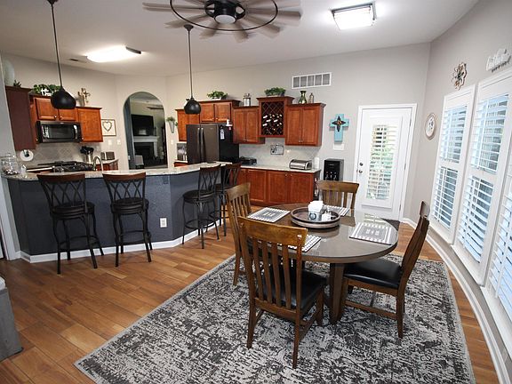 3rd image of 70 Blackhill Dr