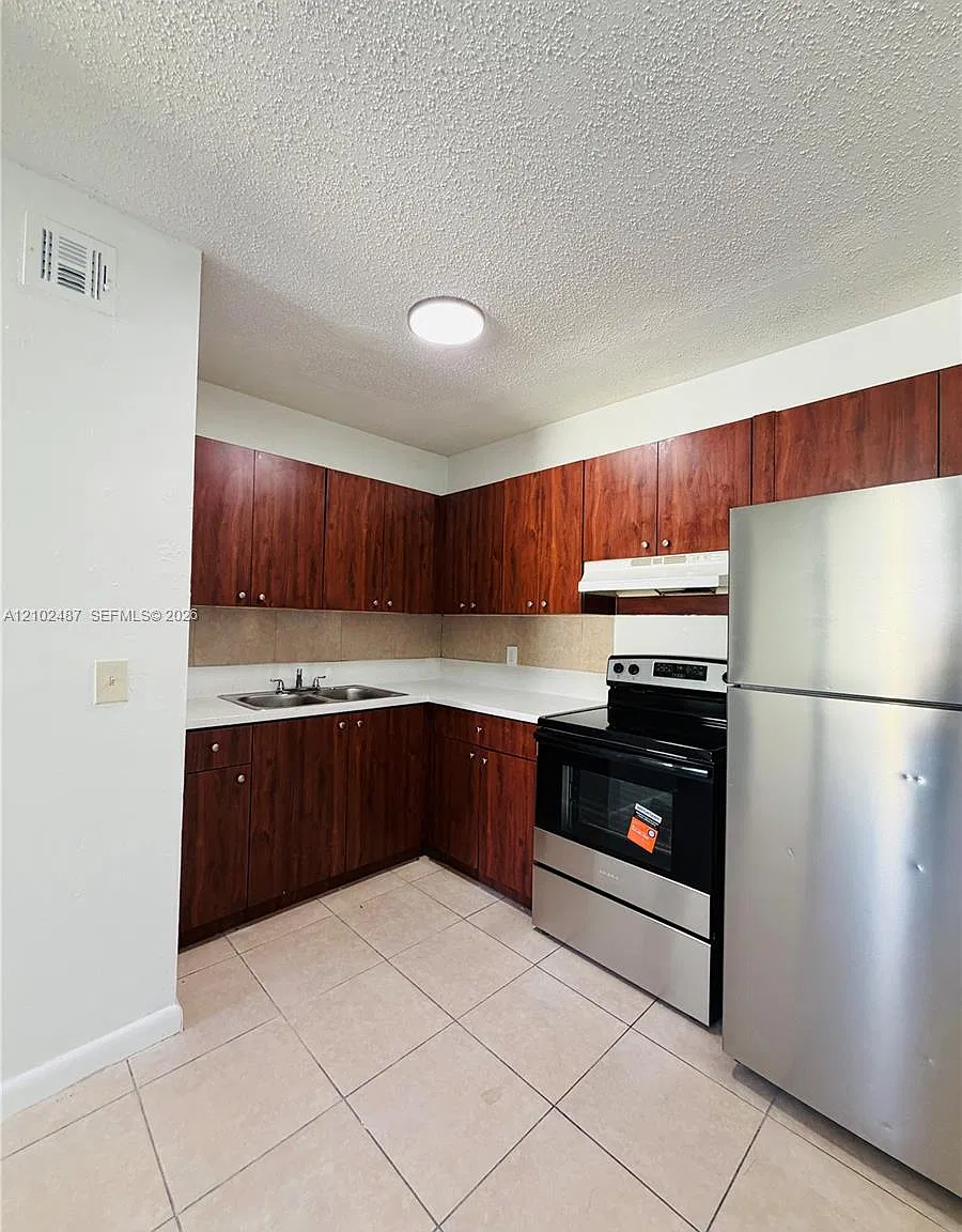 601 NW 42nd Ct — Photo 4