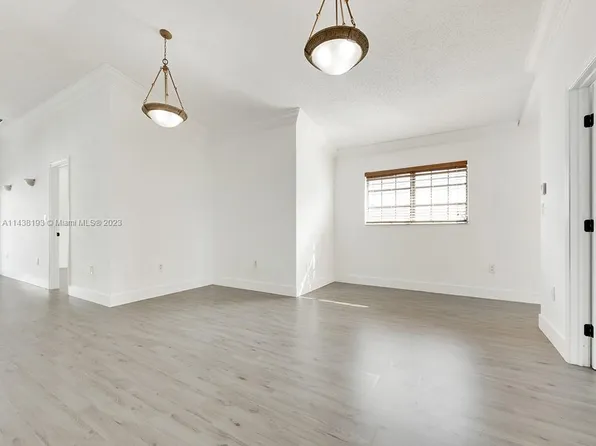 2685 W 70th Pl, Hialeah, FL 33016