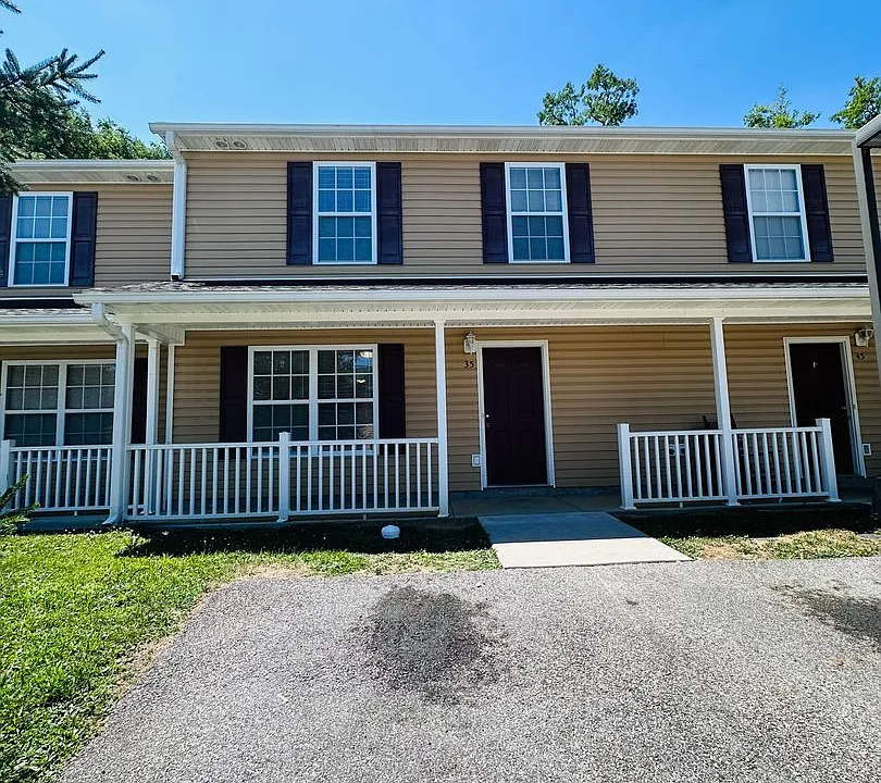 35 Station Ln NE