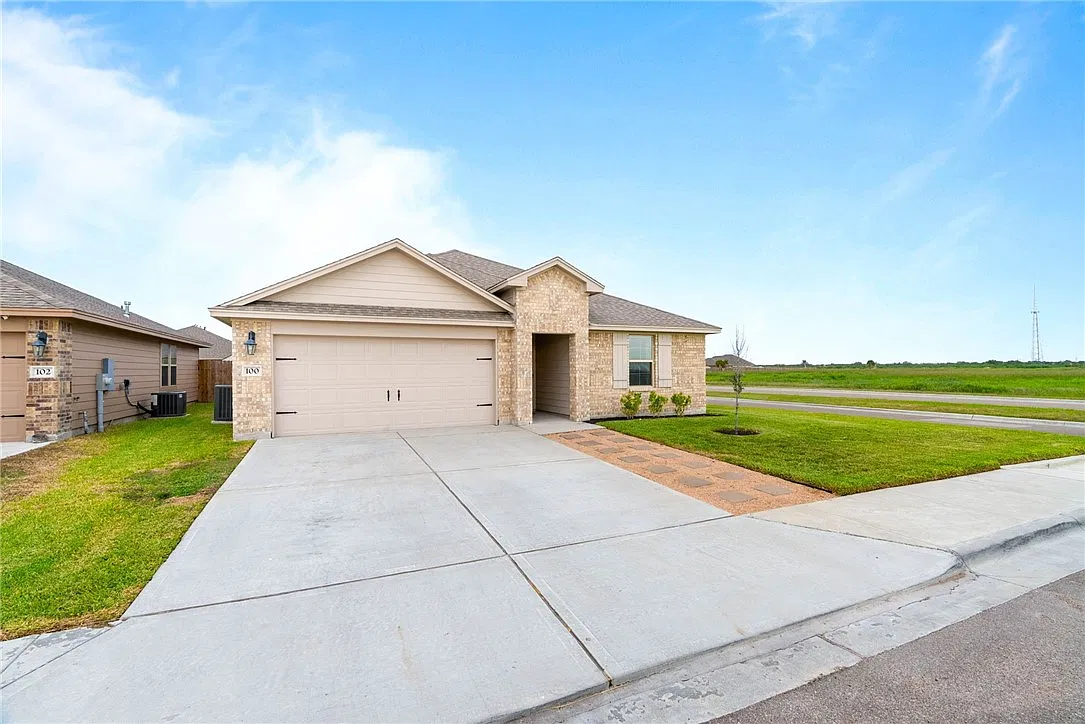 4 bed, 2.0 bath, 1761 sqft, $2,400 — Photo 2