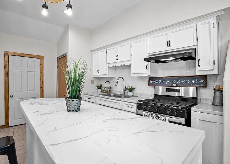1st image of 609 Calvin St
