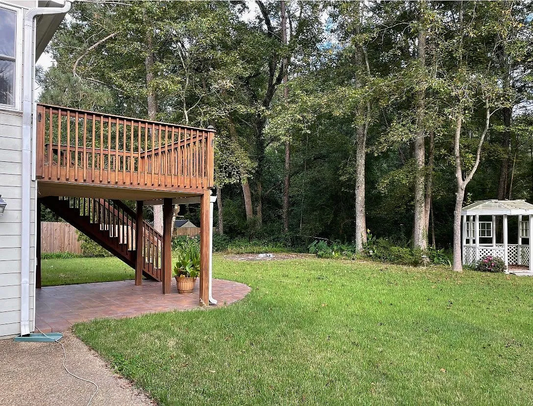 1081 Colony Dr — Photo 2