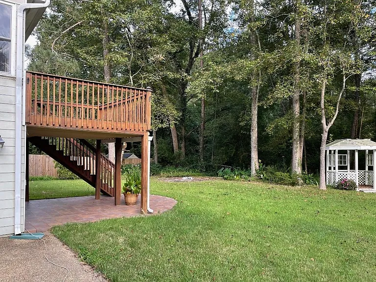 1081 Colony Dr — Photo 2