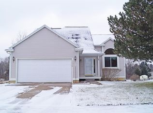 13564 Hunters Xing, Bath, MI 48808