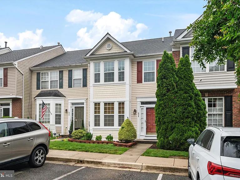 824 Stonehurst Ct — Photo 2