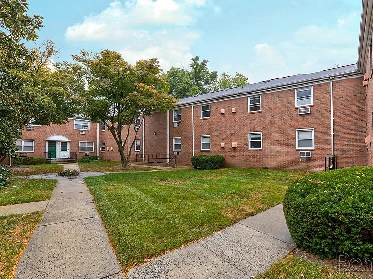 Nassau Arms Apartments — Photo 22