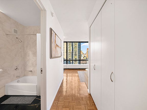 4th image of 420 E 61st St APT 4A