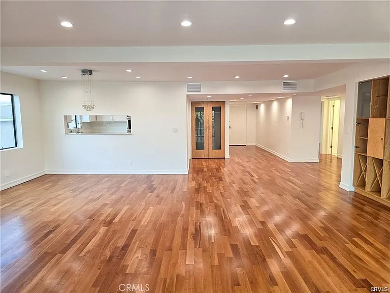 1310 Roxbury Dr #302 — Photo 2
