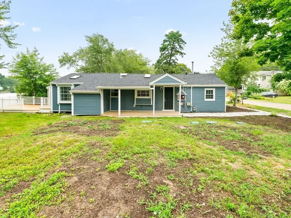 28 Lakeview Dr, East Wareham, MA 02538